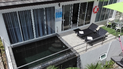 maison louée avec piscine privée et vue sur autre piscine privée devant les chambres à Boput à Koh Samui Thailande